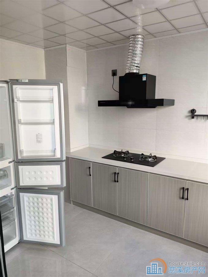 泊蔚里三室南北通透带车位  3600/月