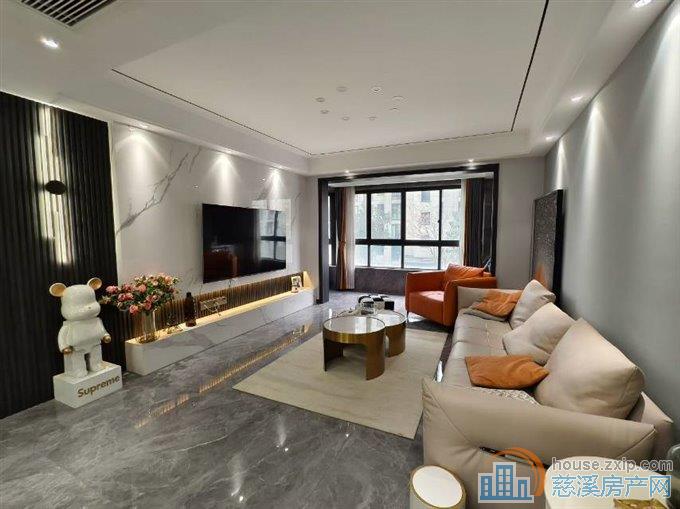 特价珑玥府143平精装 通地下室满2年