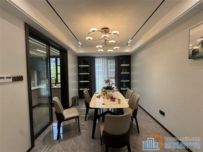 珑玥府143平288万送车位精装修