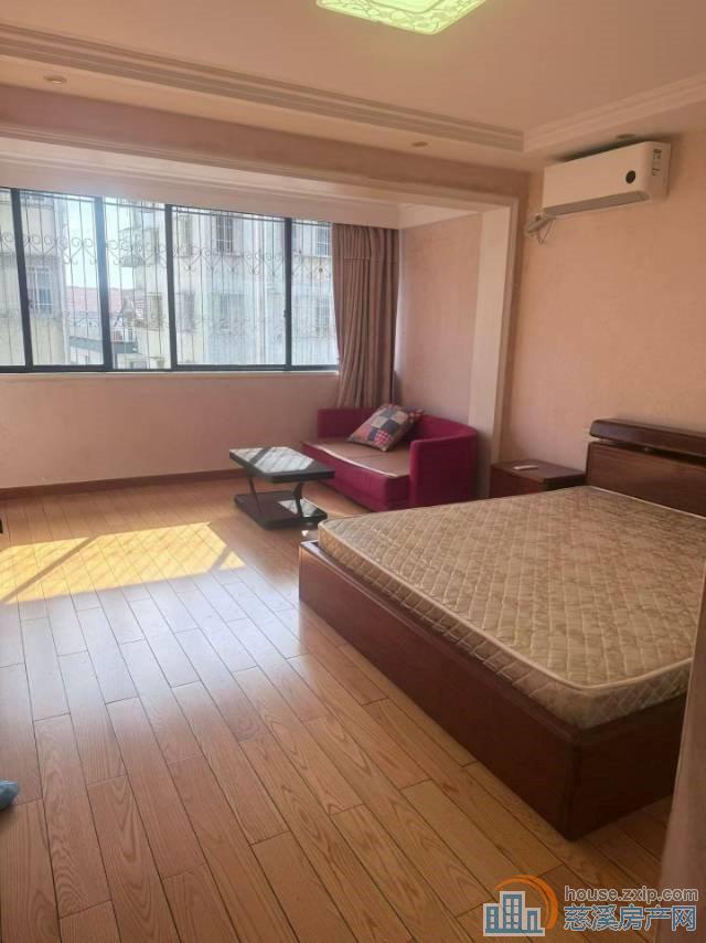 金南小区边套3楼61平精装做了一个大房间