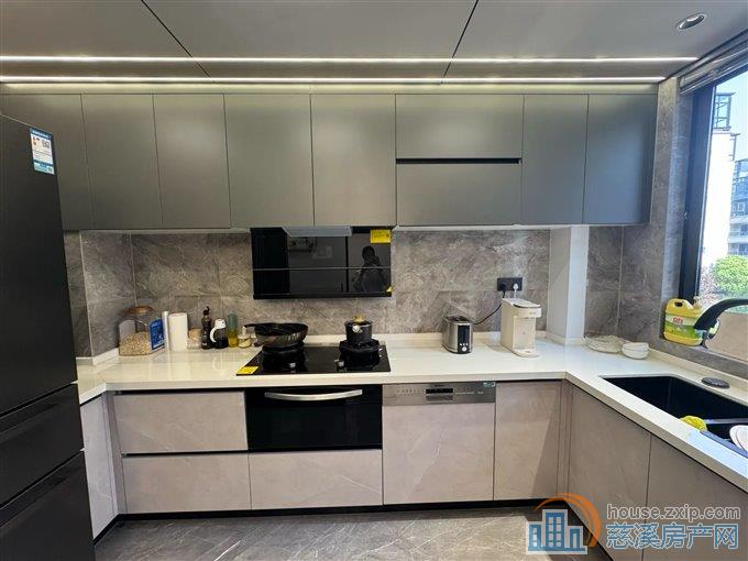 珑玥府143平288万送车位精装修