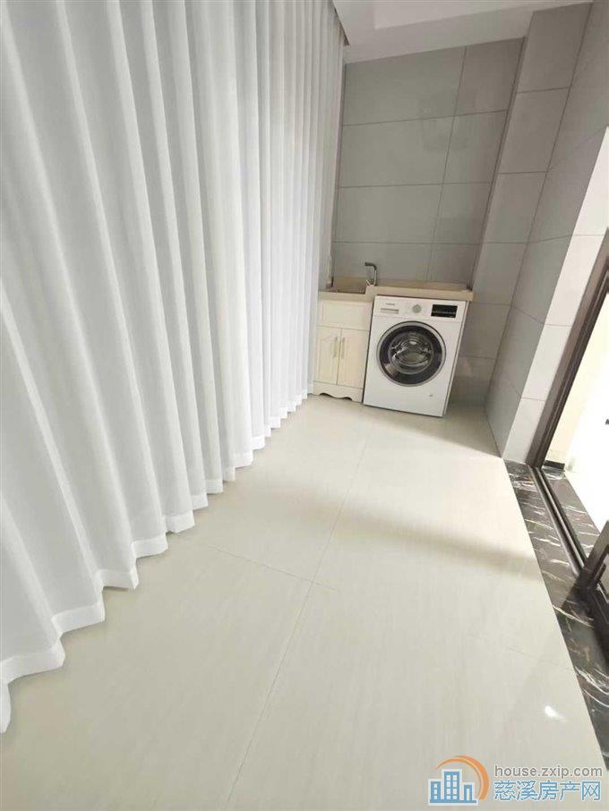 白金湾132平方精装三室二卫129.8万