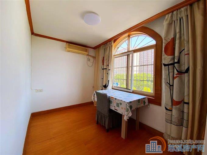 实验小学附近140平三室二卫2000元