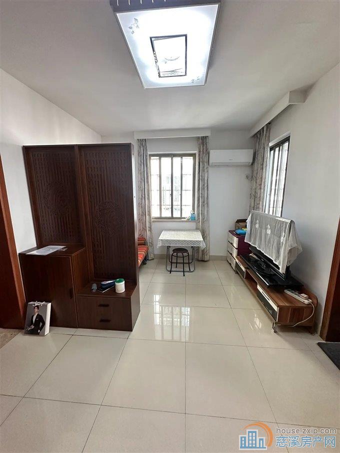 城东新村 中层无在读 115万 精装自住