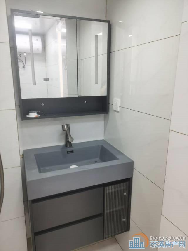 金山西区直地1楼面积57平精装85.8万