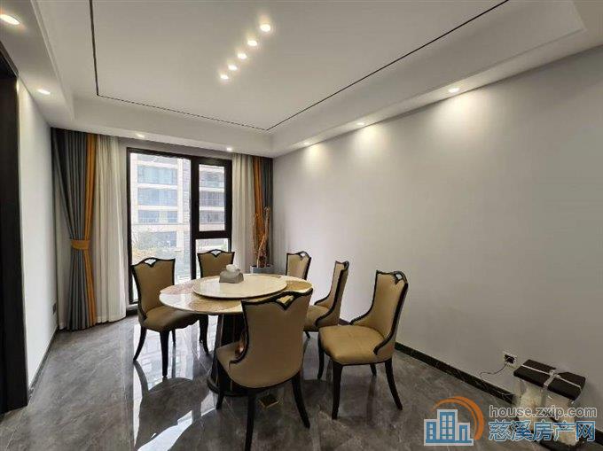 特价珑玥府143平精装 通地下室满2年