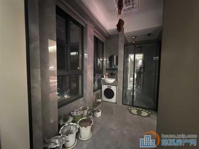 鸣北小区精装带车位储藏间152平满2年