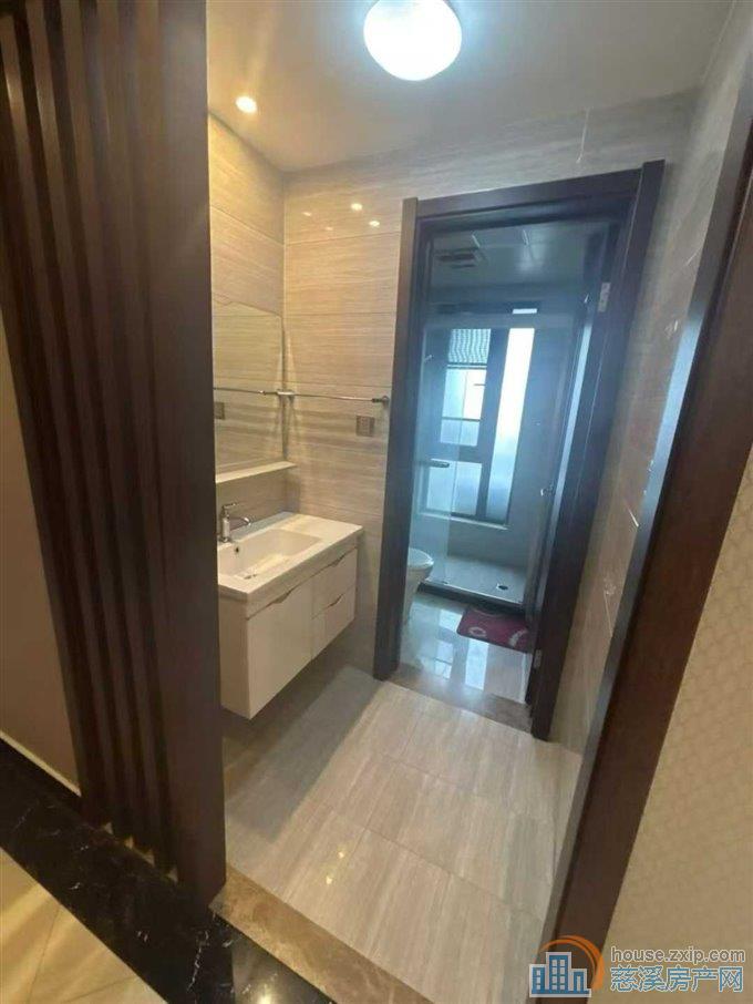 金地鸿悦精装修4房朝南156平方钥匙在