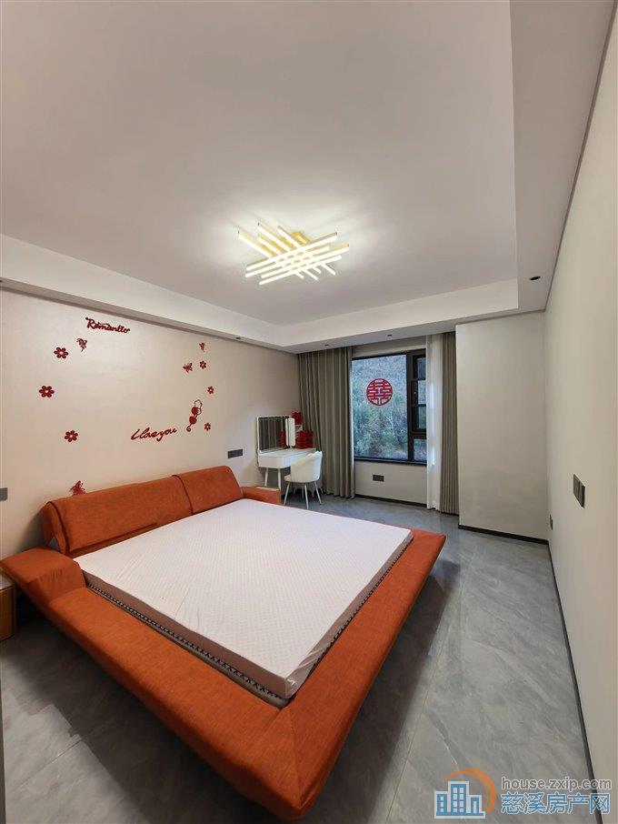 银杏小镇 婚装105平方142万中上层