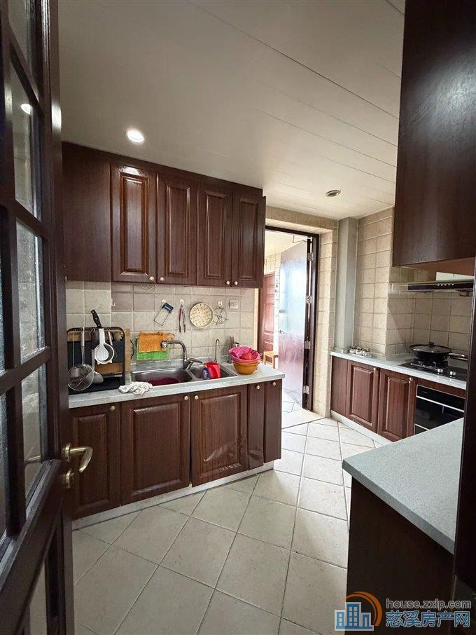 出租金地鸿悦138平3600每月