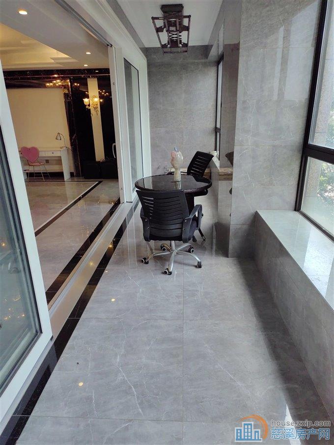 天悦湾花苑228平精装188万