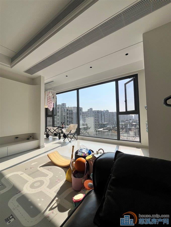 珑玥府143平,豪华装修中上楼层