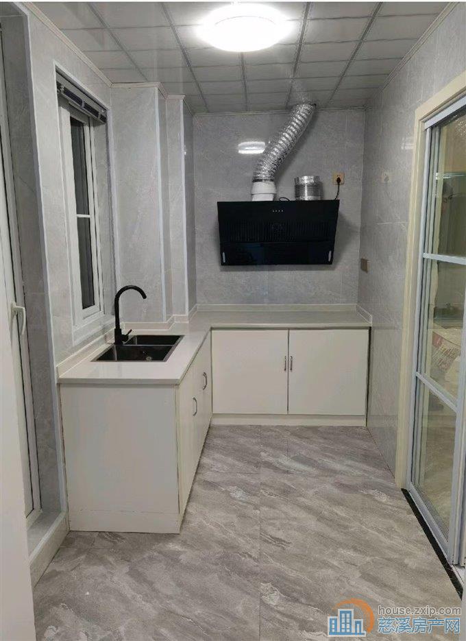 保利附院江南127平精装三室3600元