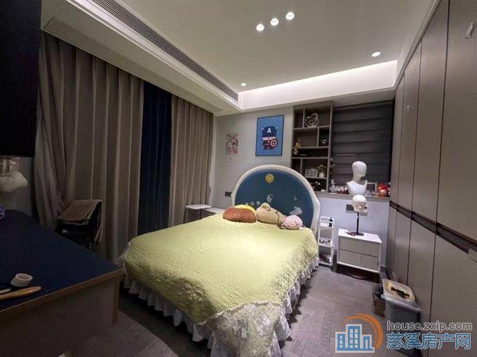 鸣北小区精装带车位储藏间152平满2年