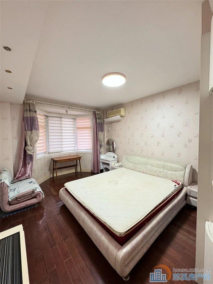 出租东兴苑南区123平2700每月