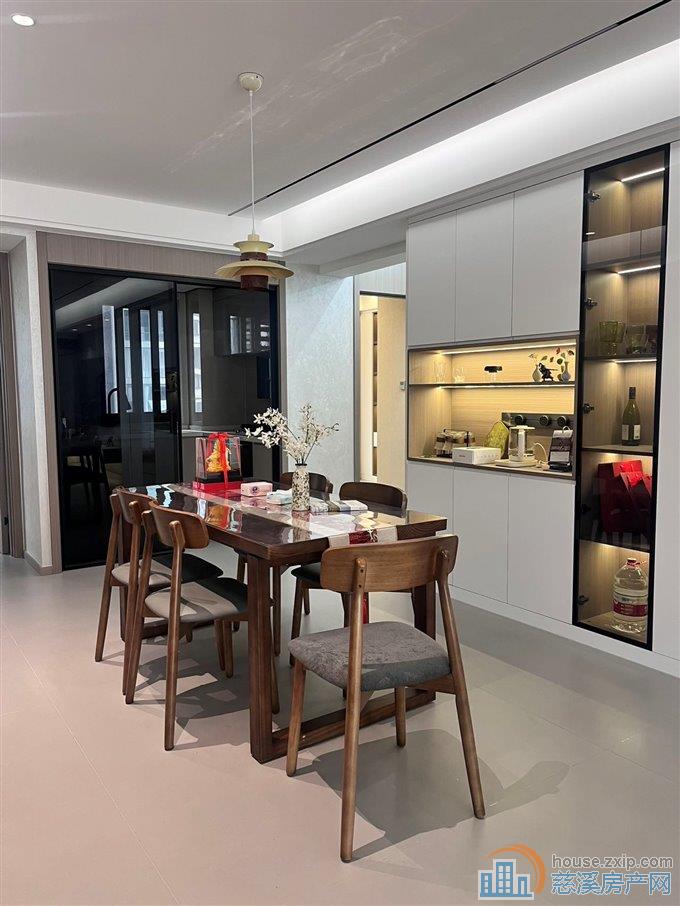 泊蔚里130平全新装修，带车位