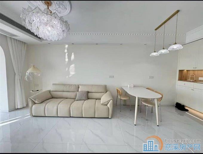 天铂佳苑93平中间层精装带车位99.8万