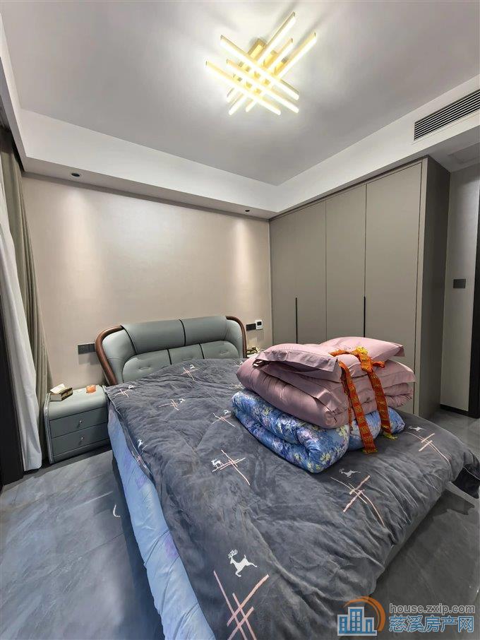 银杏小镇 婚装105平方142万中上层