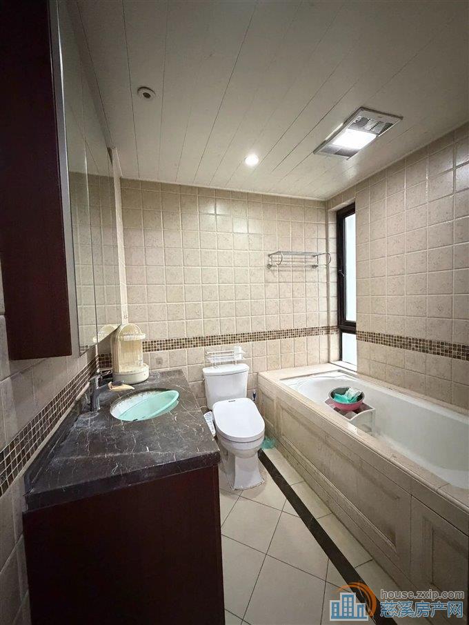 出租金地鸿悦138平3600每月