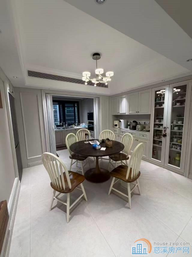 保利俯院江南143.72平豪华装修70万