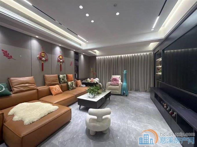 鸣北小区精装带车位储藏间152平满2年