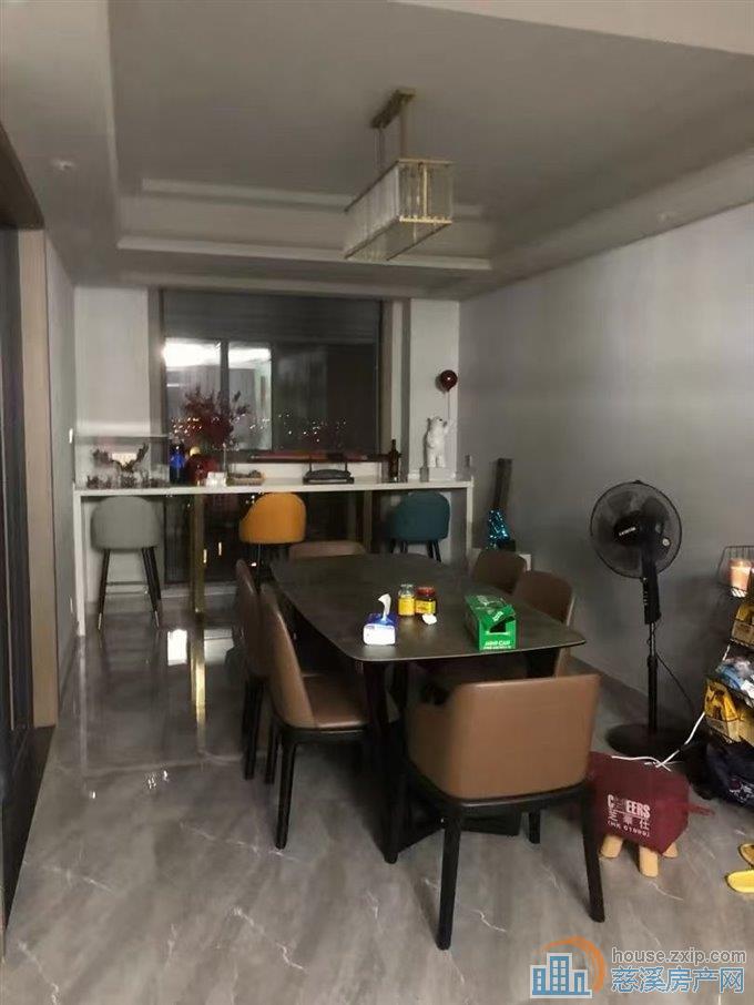 复地二期135平中高层朝南三间南北通精装