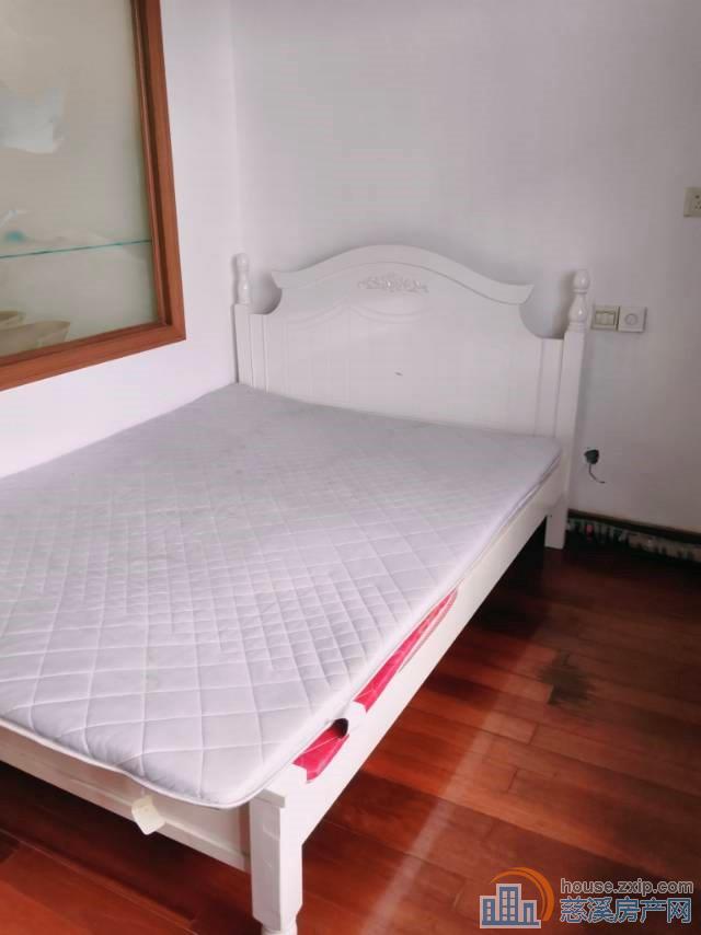 大润发附近两室1800元，直接