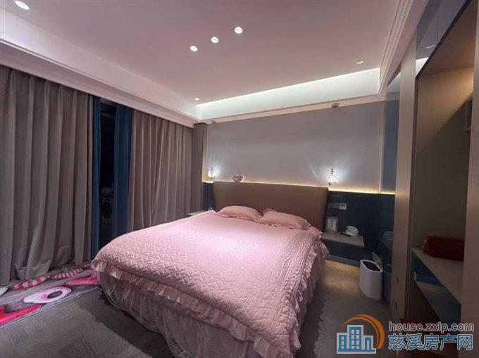 鸣北小区精装带车位储藏间152平满2年