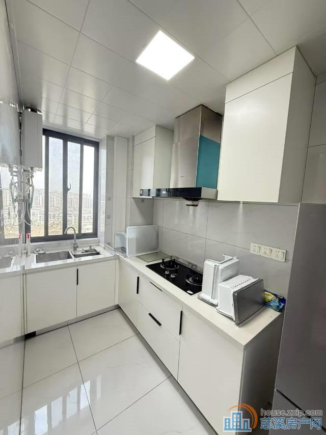 观湖佳苑90平两室东边套2800元