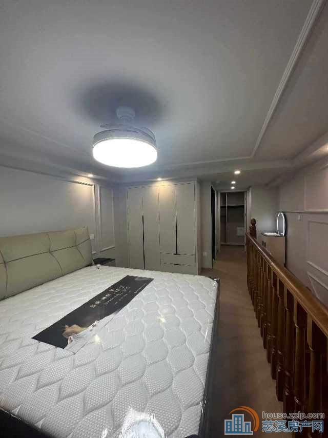 水映天成loft自住精装朝南首次出租