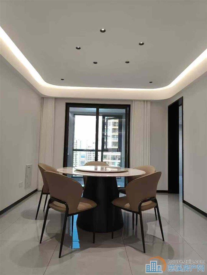 吾悦C区170平三室二卫首次出租带车位