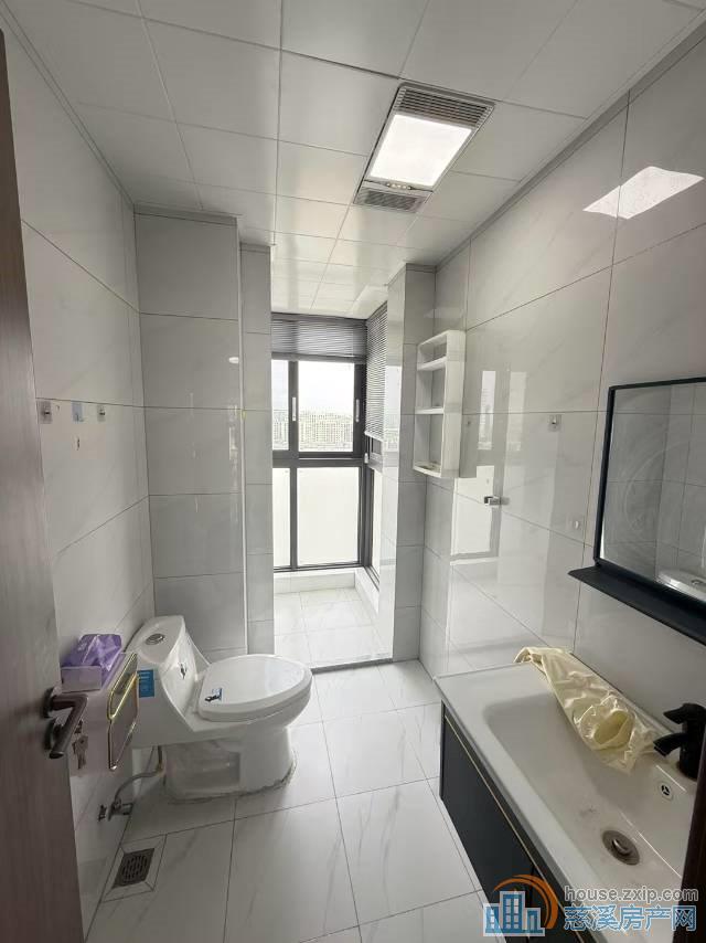 观湖佳苑90平两室东边套2800元