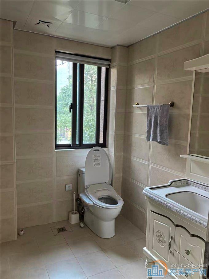 白金湾电梯房136平精装自住三室130万