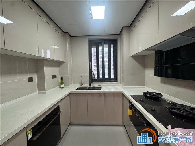 泊蔚130平全新装修258万带车位直接钥