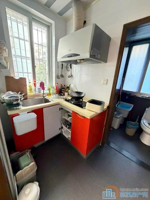 城东新村一楼带架空层精装明年上林可读