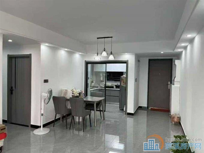 江滨江岸臻园不是顶楼143平精装168万