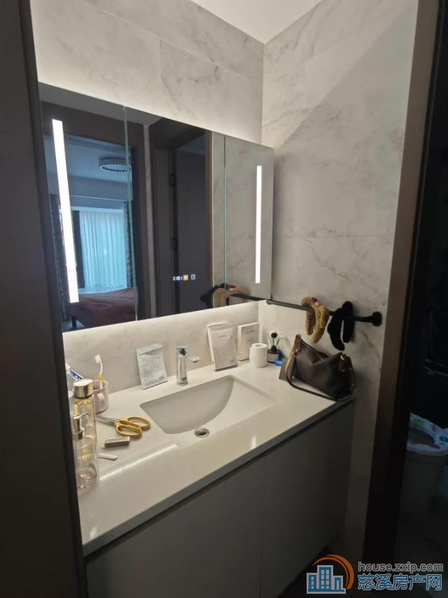 蔚蓝云图一楼70平精装87万未2年