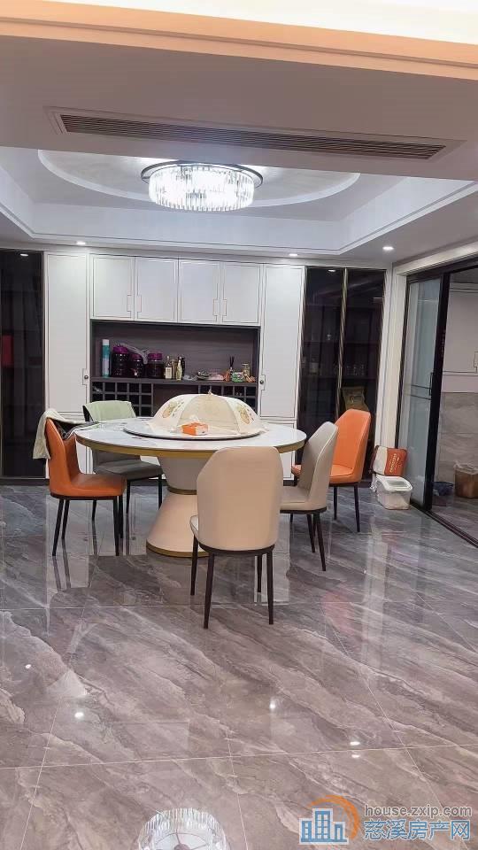 翡丽湾豪装别墅250平送车位