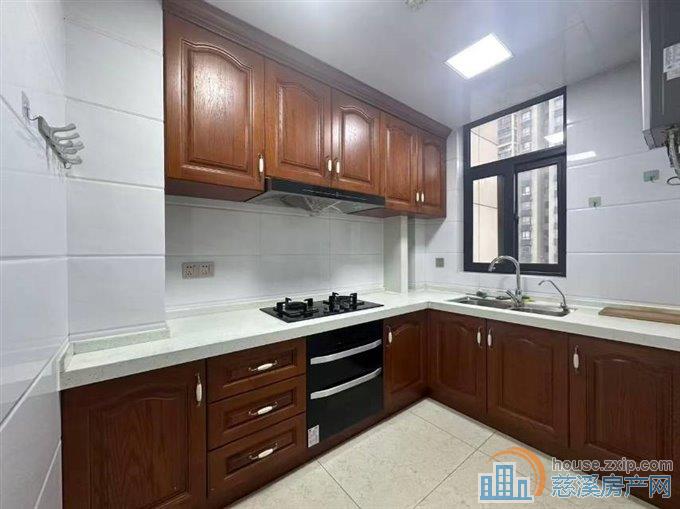 梅林苑二室精装+车位2800元