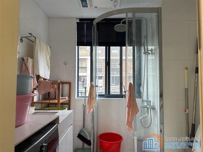 天和家园东区   三小 车位杂物间