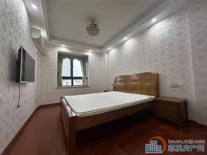 梅林苑二室精装+车位2800元