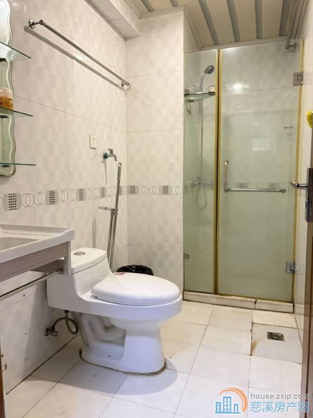 玲珑小区单身公寓7楼朝南小两室1600元