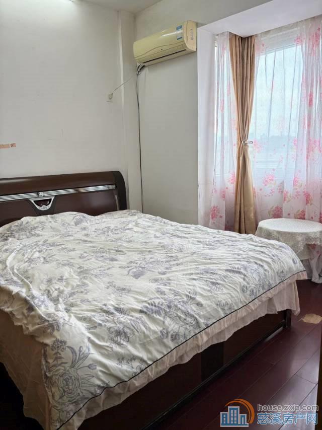 玲珑小区单身公寓7楼朝南小两室1600元