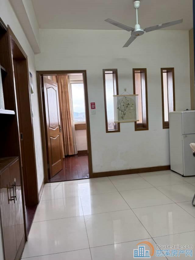 玲珑小区单身公寓7楼朝南小两室1600元