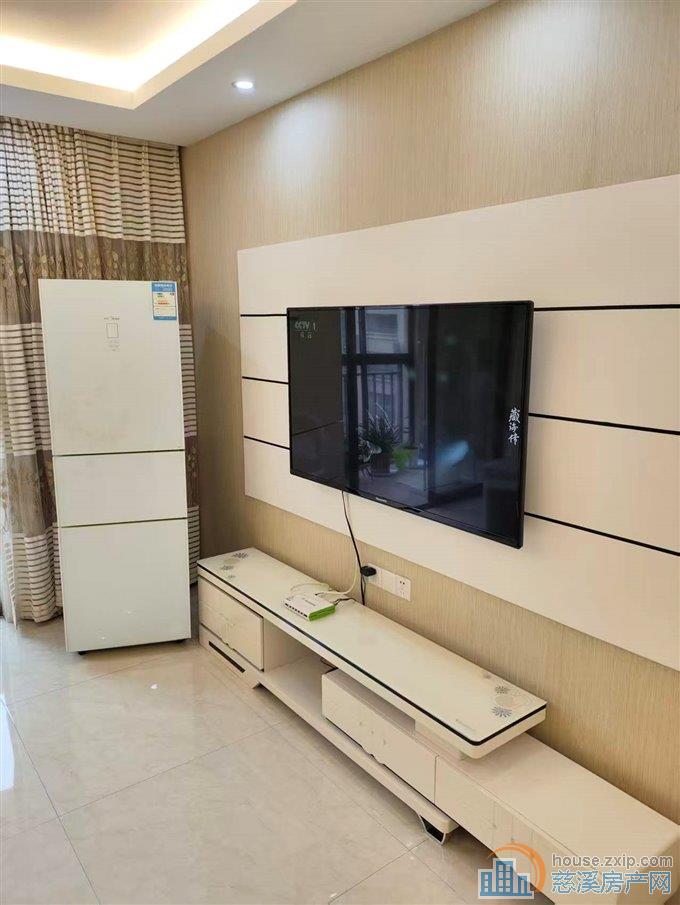 白金湾中间楼层带车位三室二卫136平  