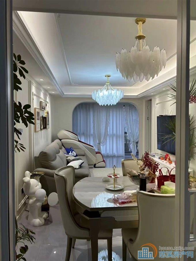 蔚蓝云图95平133万精装