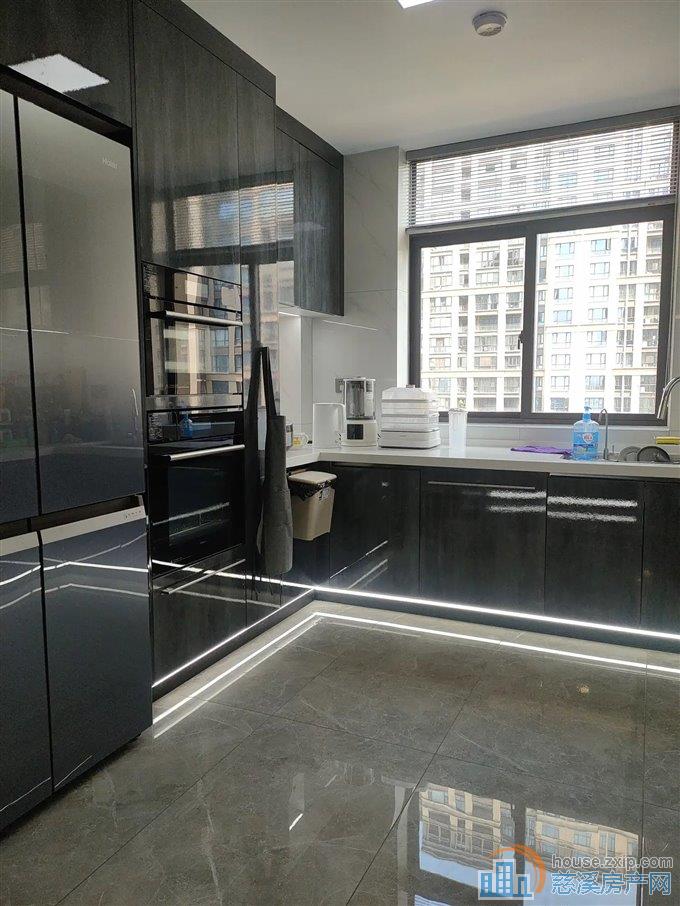 天悦湾花苑195平288万豪华装修