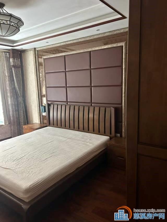 金色港湾130平三室两厅两卫精装可读书