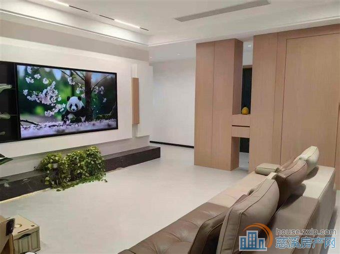 首次出租云逸里豪装3室2厅1书房