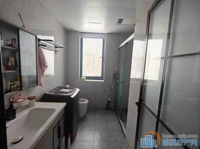 界牌新村边套一室一厅  1600元